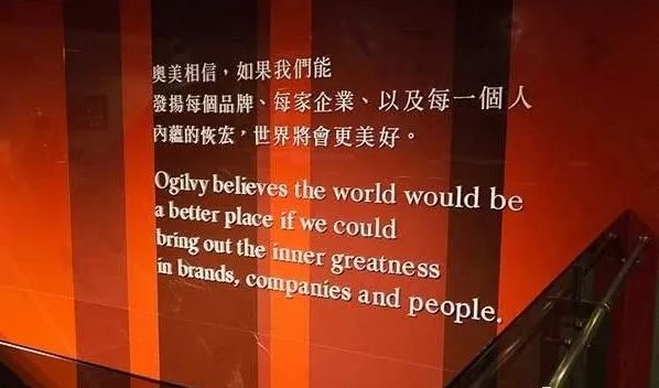 十年过去了，这个系列广告不但开创了先河，还成了巅峰